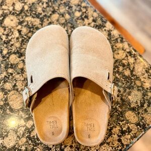Time and Tru Light Tan Suede Clogs